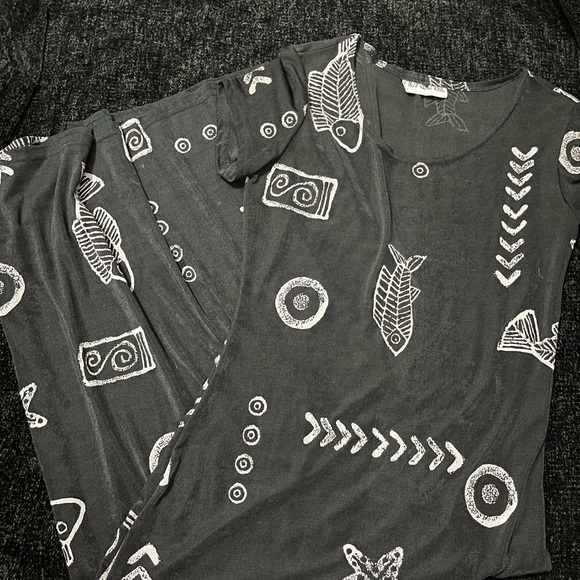 Chic Black Graphic Maxi Dress - Picture 2 of 4